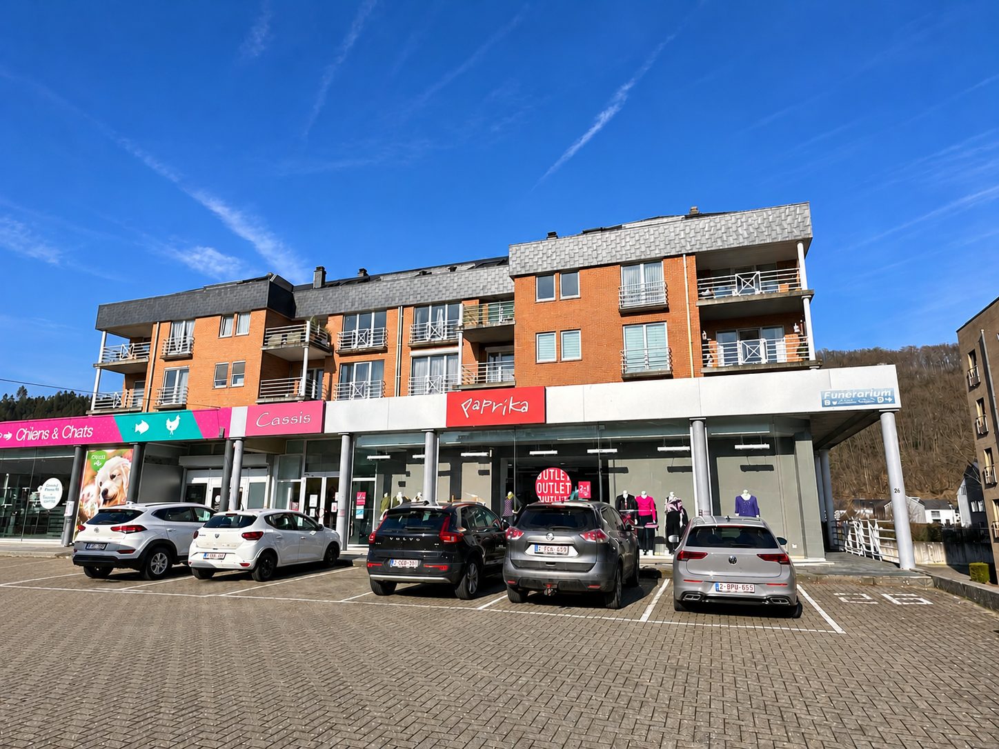Façade de la Résidence du Cerisier, avenue des Alliés 26 à Malmedy, avec les emplacements de parking réservés aux occupants